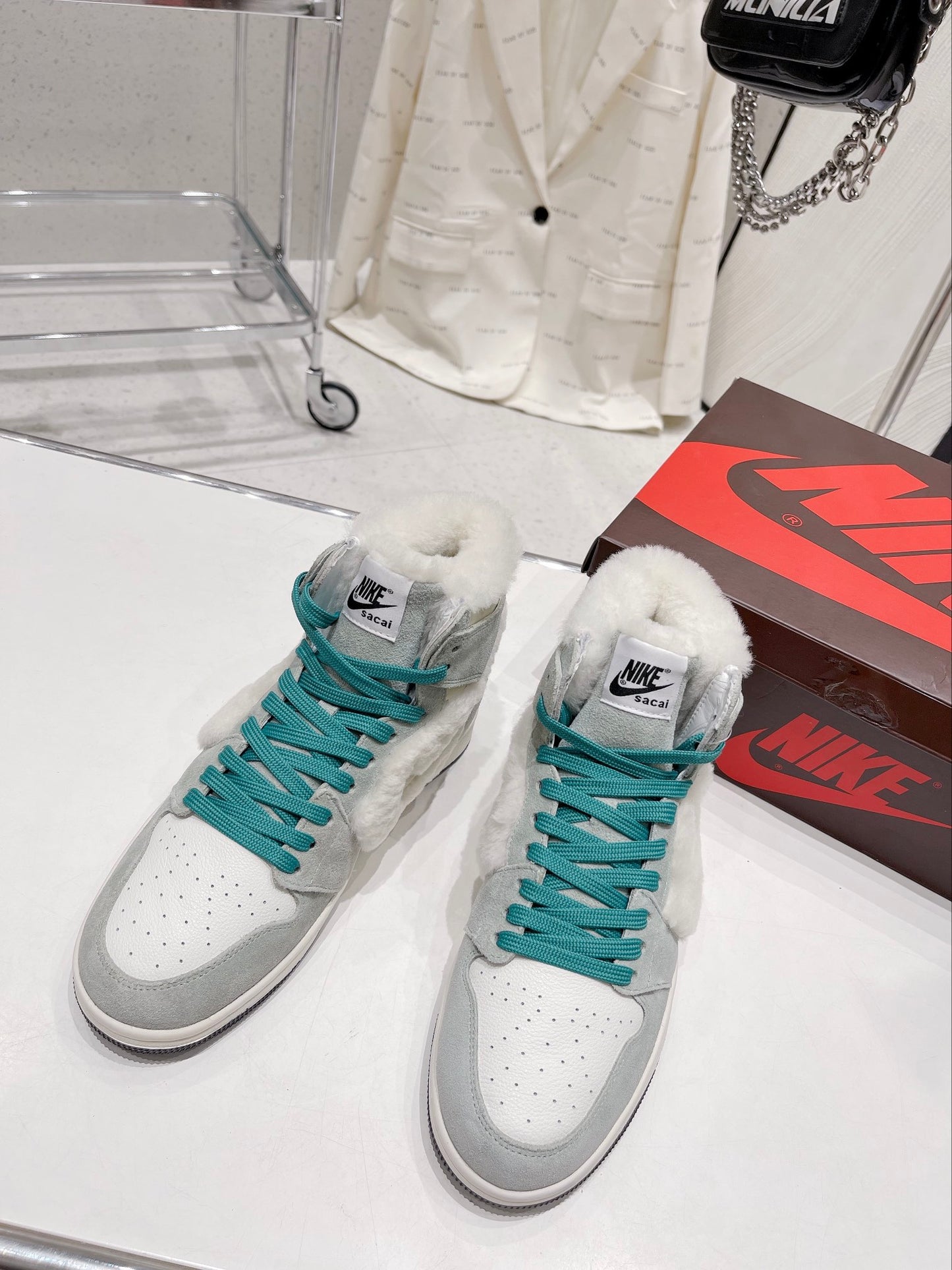 N1KE-WMNS Air Jordan 1 男女同款 毛毛款 灰色