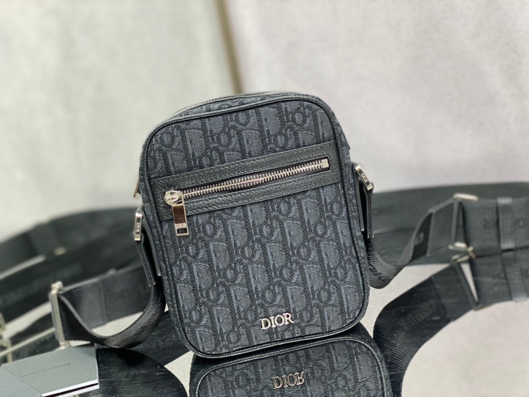 Dior 豎版相機包-15*6*18cm