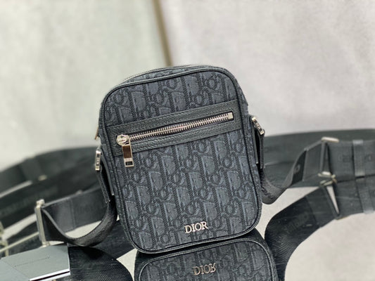 Dior 豎版相機包-15*6*18cm