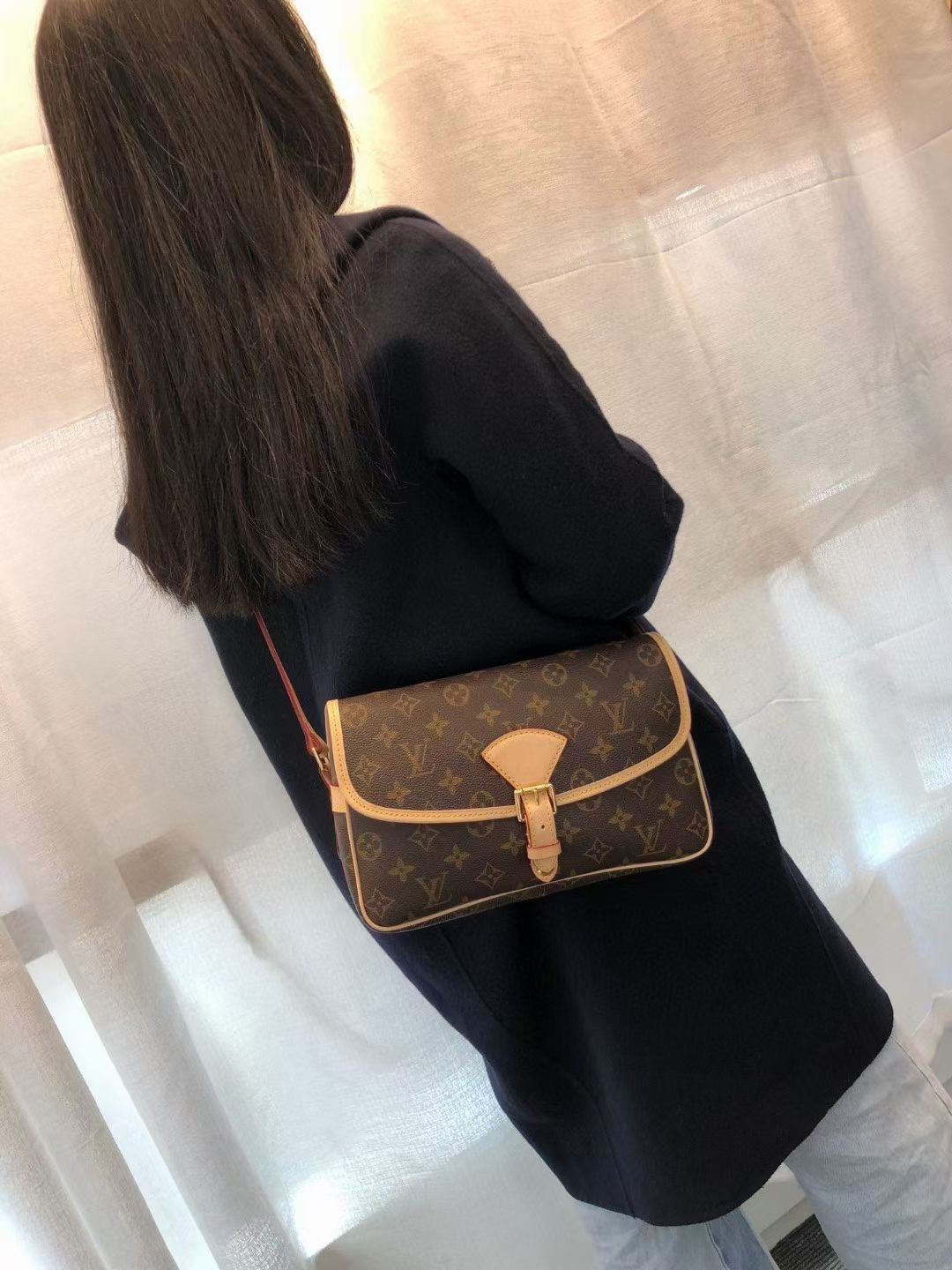 M42250 路L家-中古款 斜挎包 上身圖
