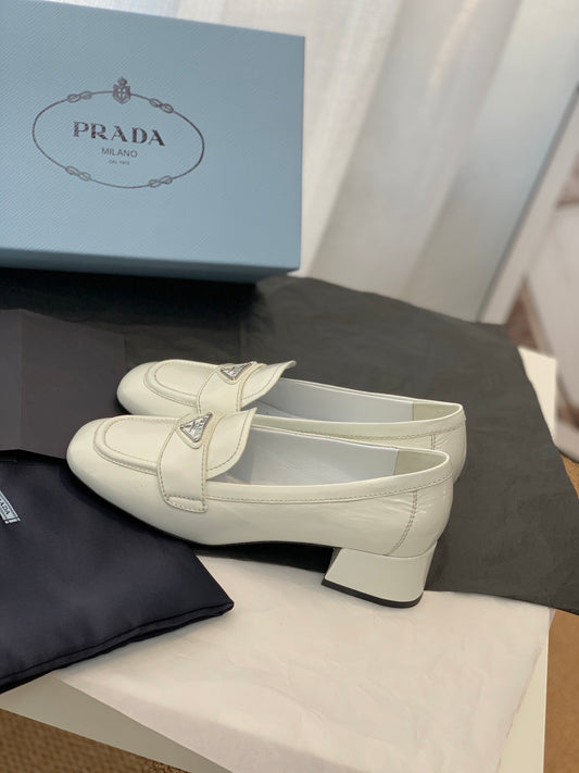 Prada鞋-Prada 漆皮低跟 樂福鞋(白)
