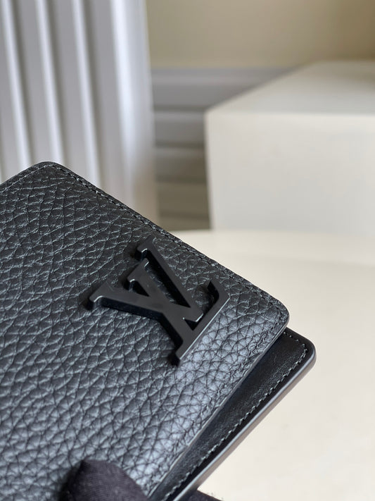 LV M69829 Aerogram Multiple 男款短夾