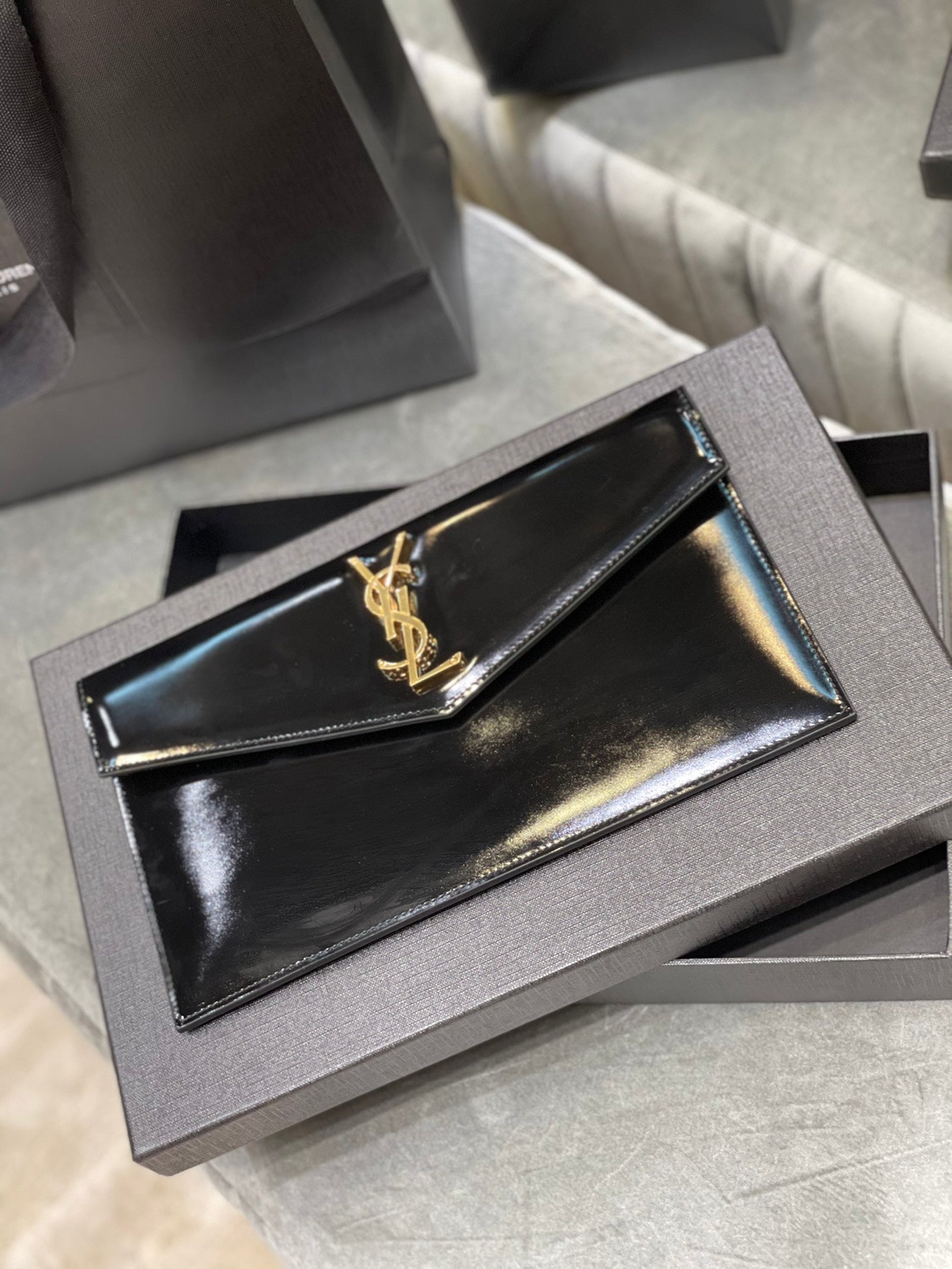 YSL ptown_新品手拿包-黑光滑皮金釦