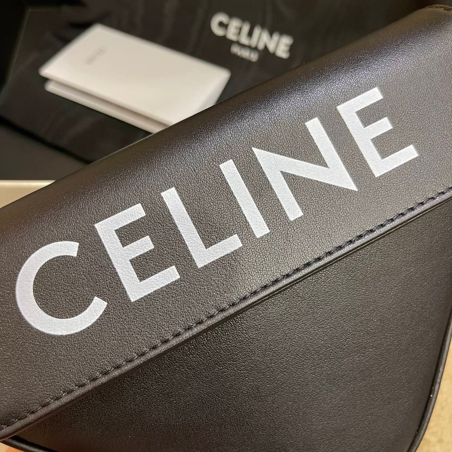 Celine 全皮三角包-大字母logo
