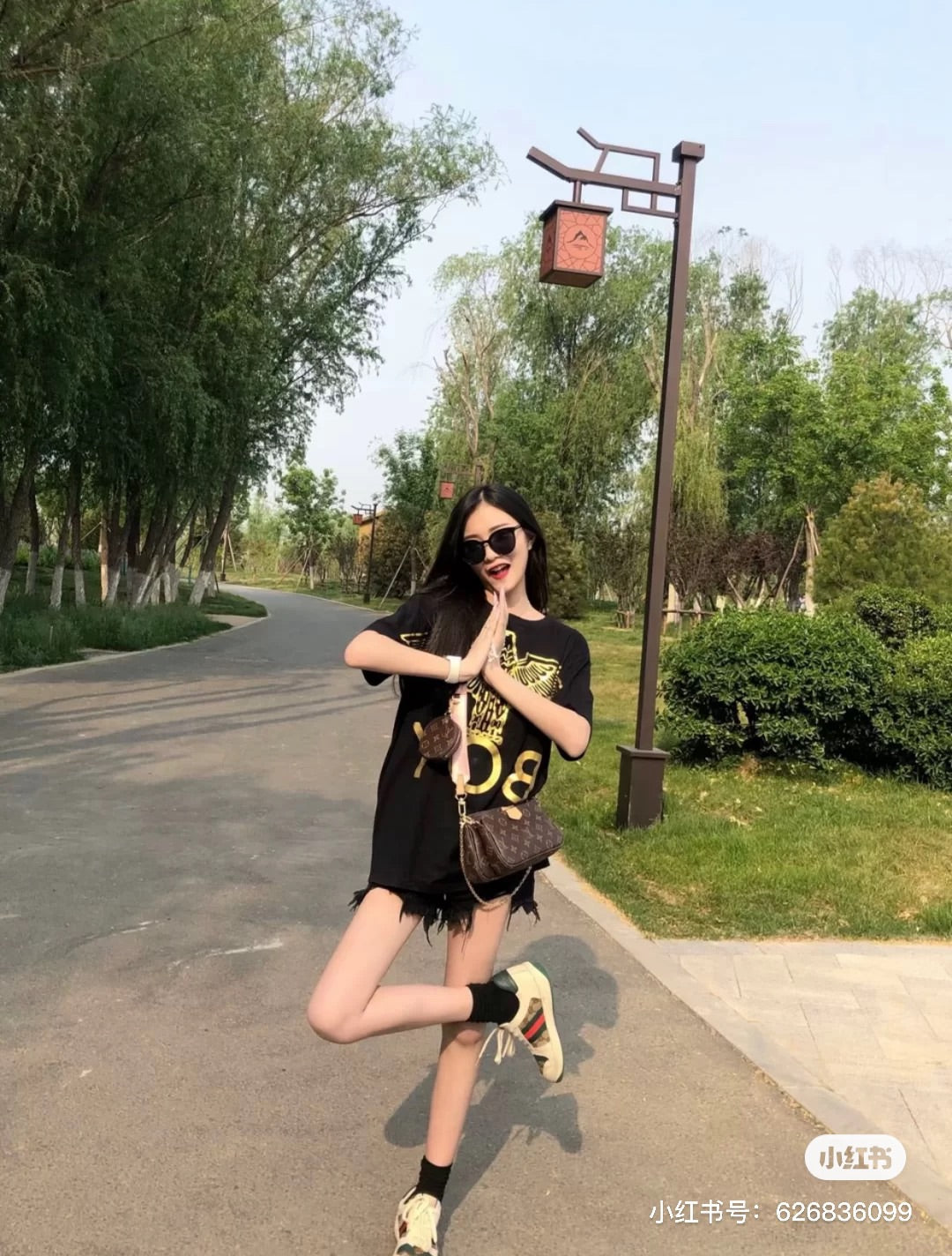 M44840 路L家-Multi Pochette Accessories 五合一麻將包 粉色 上身照