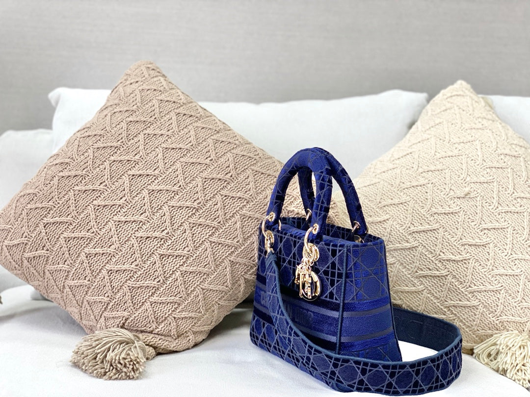 Dior Lady D-Lite黛妃包-天鵝絨刺繡藍色