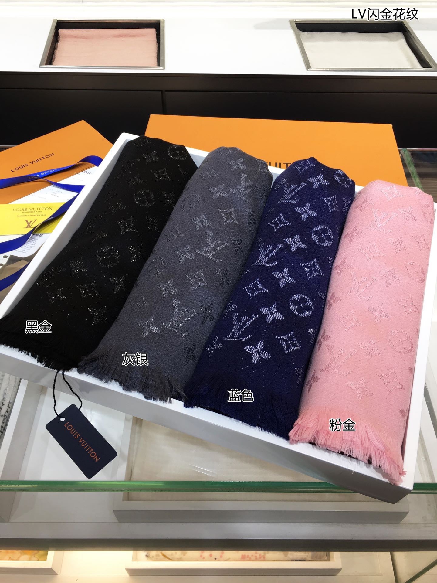 LV閃金花紋羊絨圍巾-灰銀