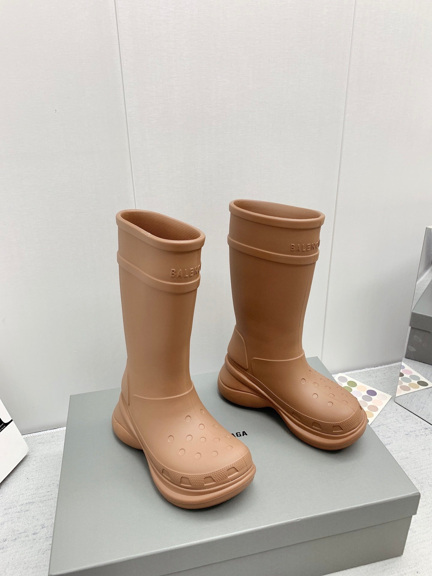 巴黎世-2022秋冬 x Crocs 防滑厚底雨靴 杏色