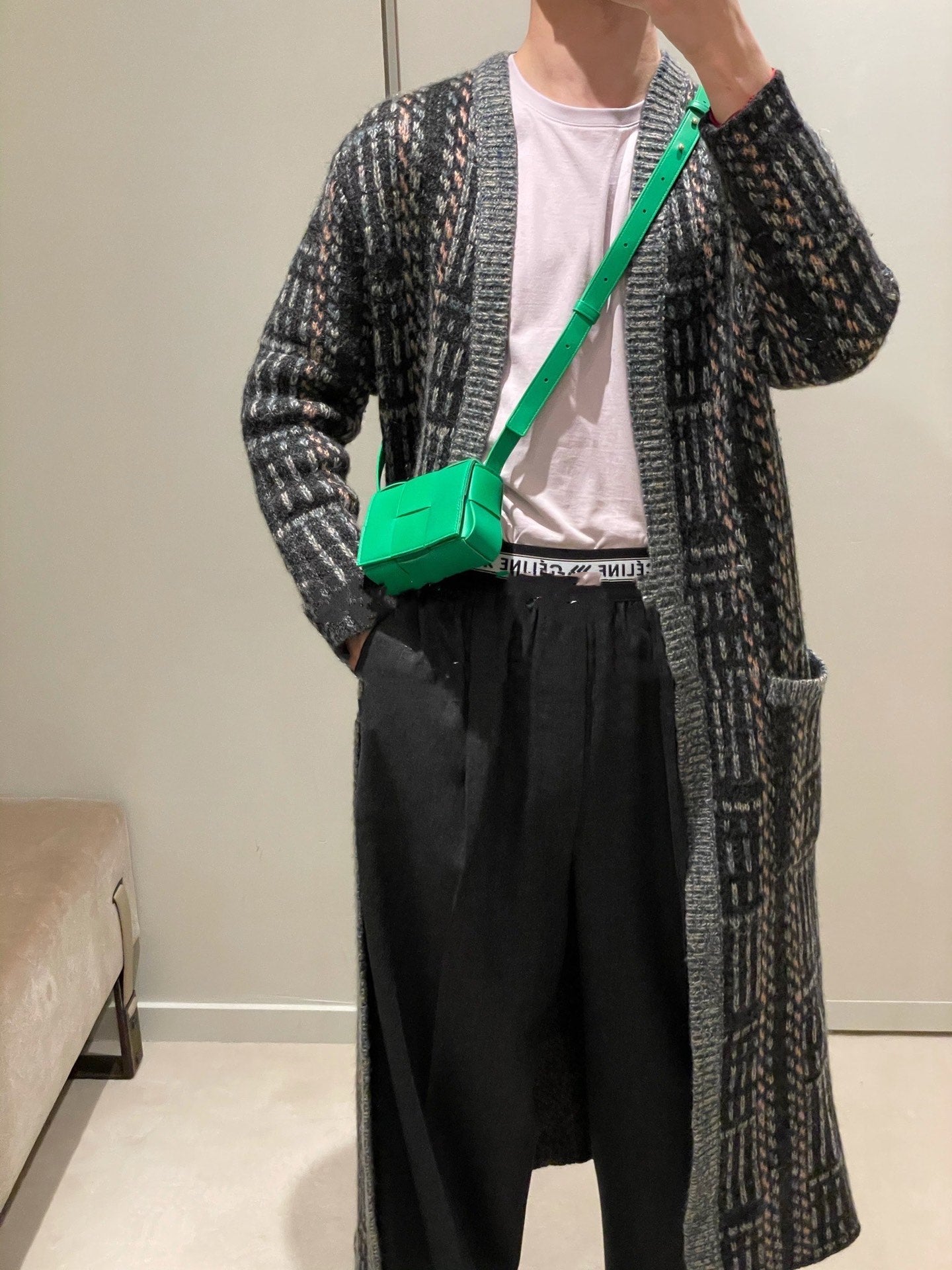 B編織-羊皮方格Mini cassette Bag 迷你編織包 12x8x4 上身圖