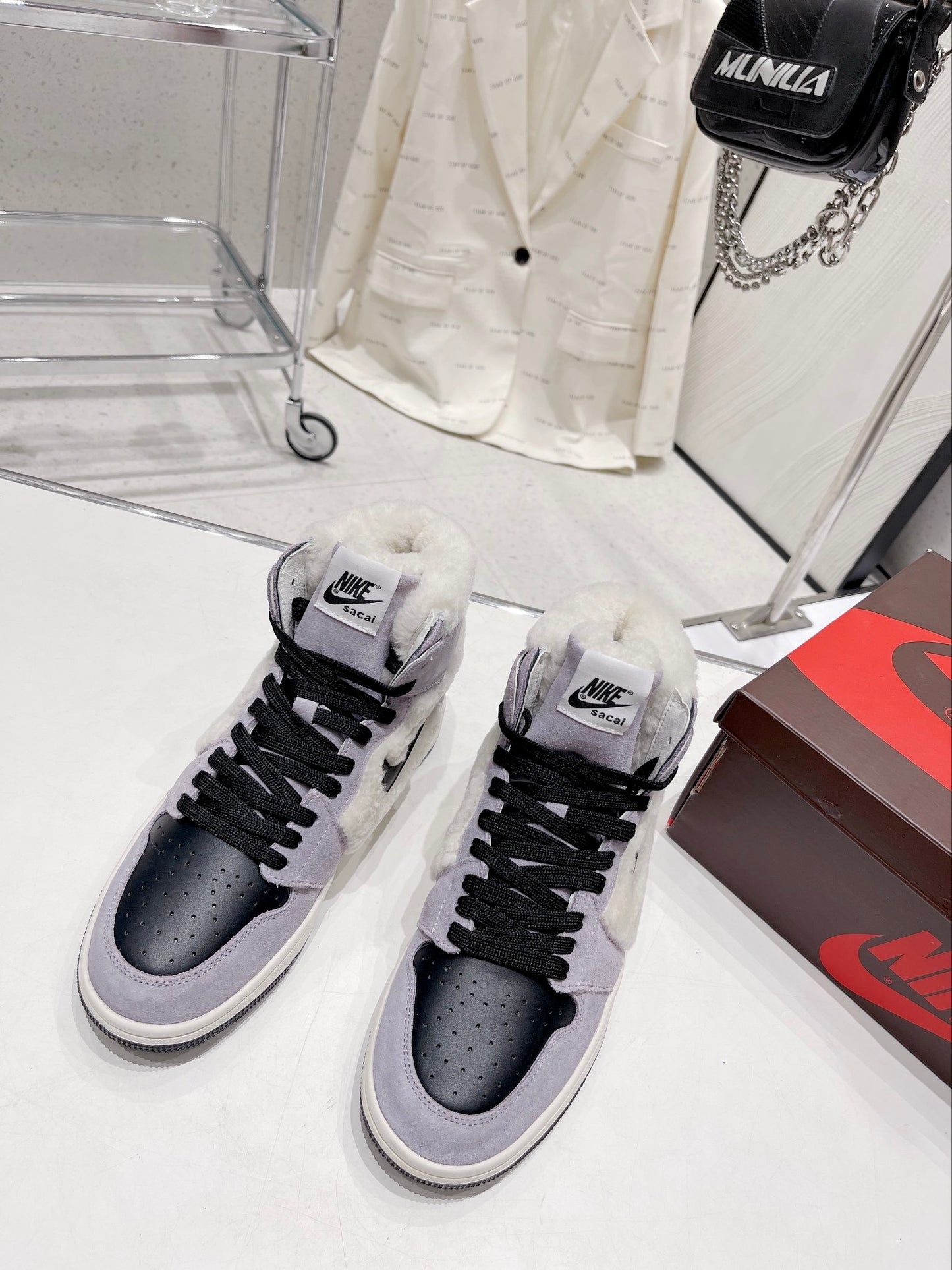 N1KE-WMNS Air Jordan 1 男女同款 毛毛款 灰色
