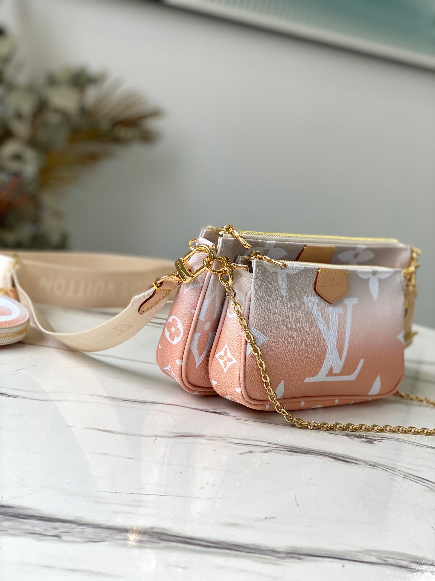 M57634 路L家-Multi Pochette Accessoires 手袋 三合一包 霧靄色