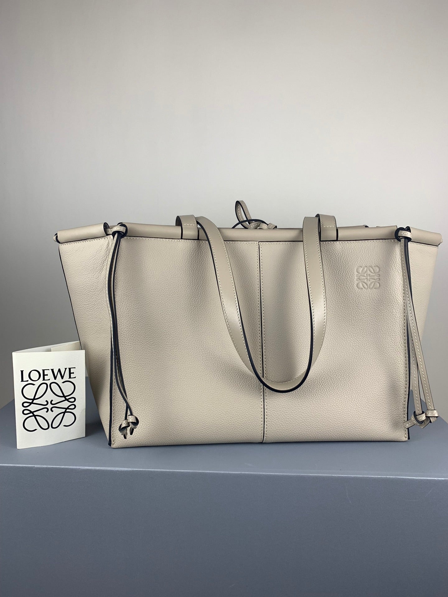 羅L威-Cushion tote 小牛皮 白色