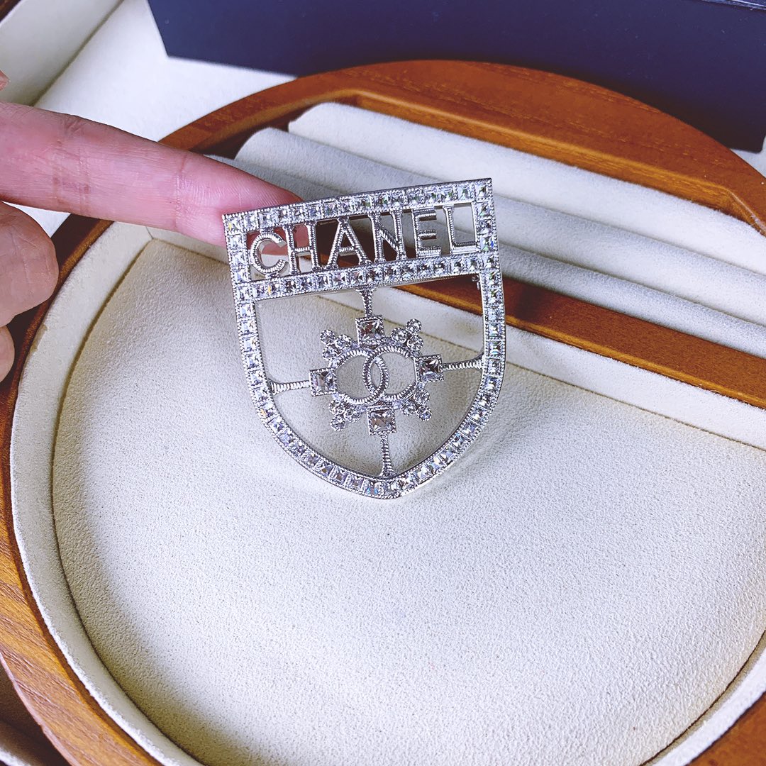Chanel 胸針