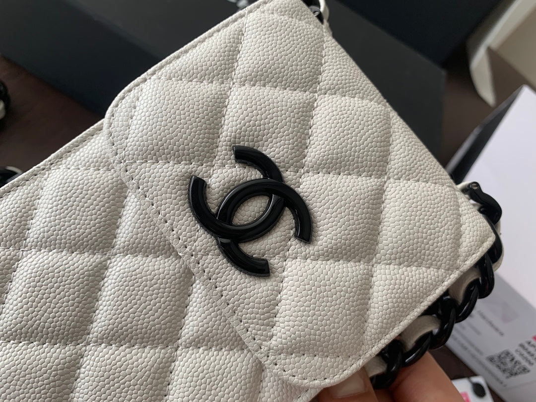 Chanel 手機包-白色球紋牛皮-黑扣