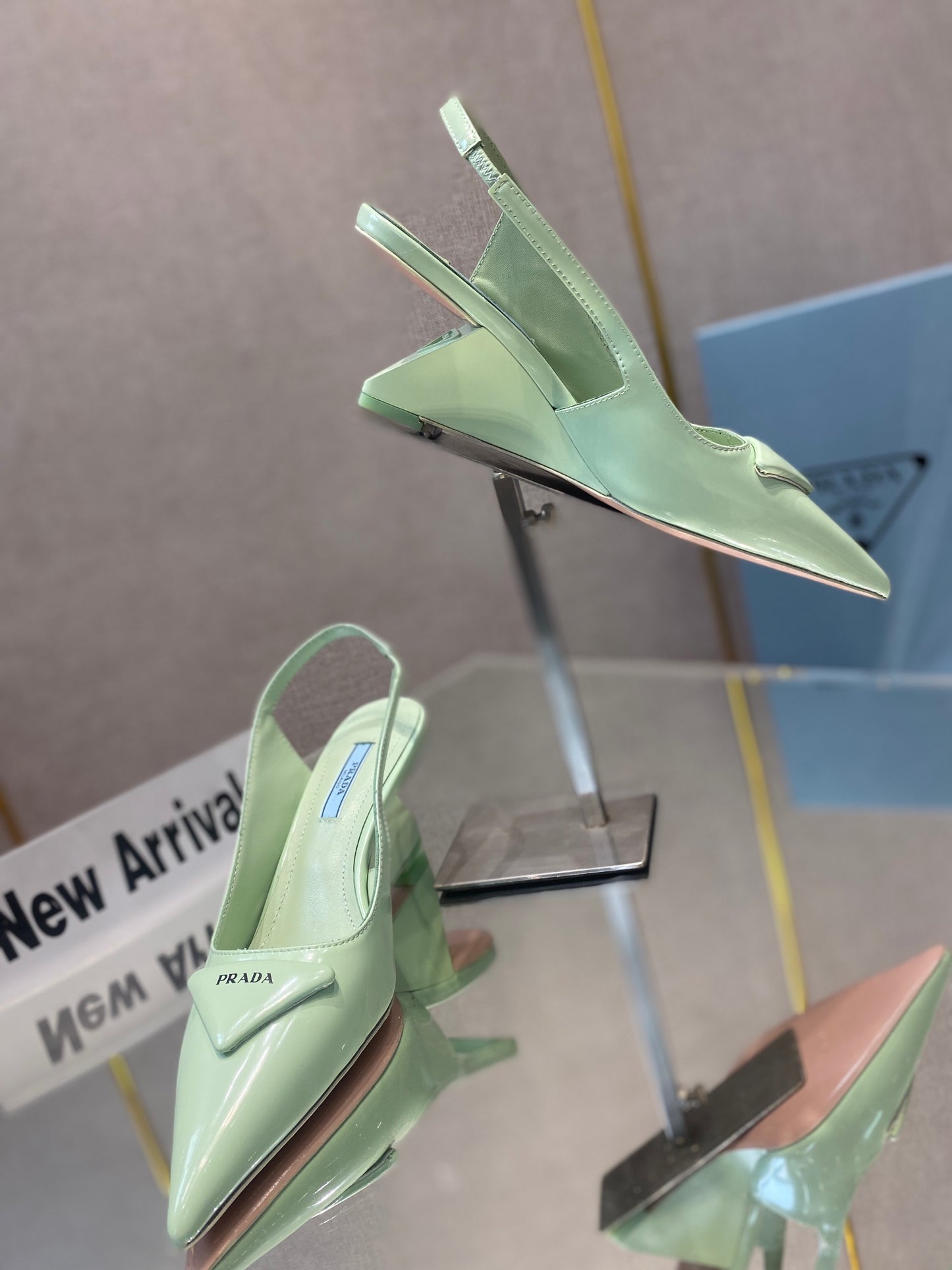 Prada鞋-Prada 漆皮低跟涼鞋（青蘋果綠）