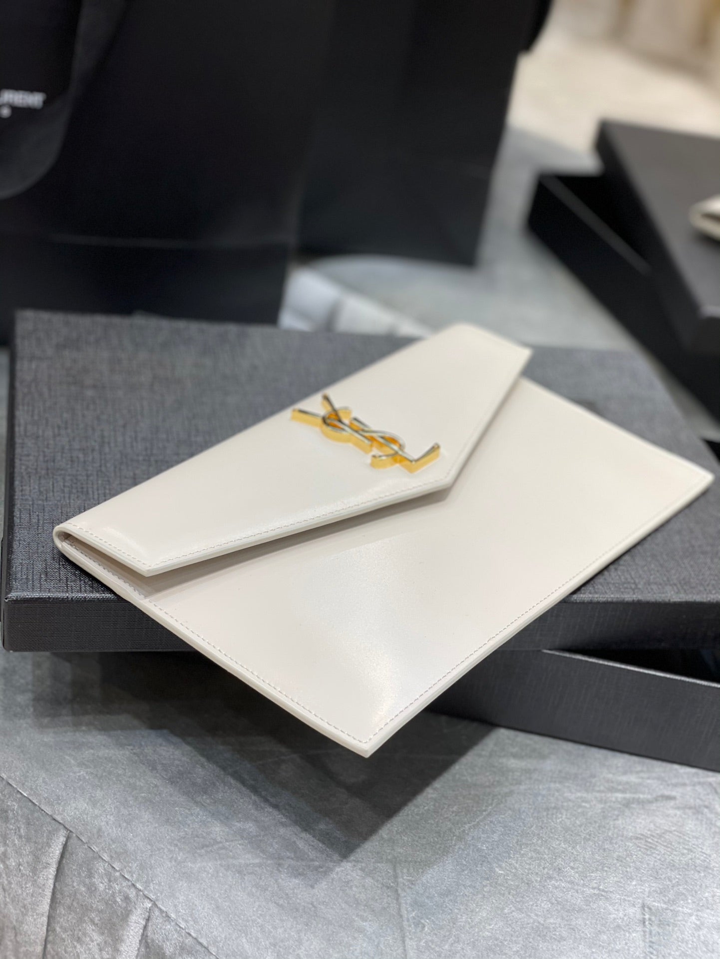 YSL ptown_新品手拿包-白光滑皮金釦