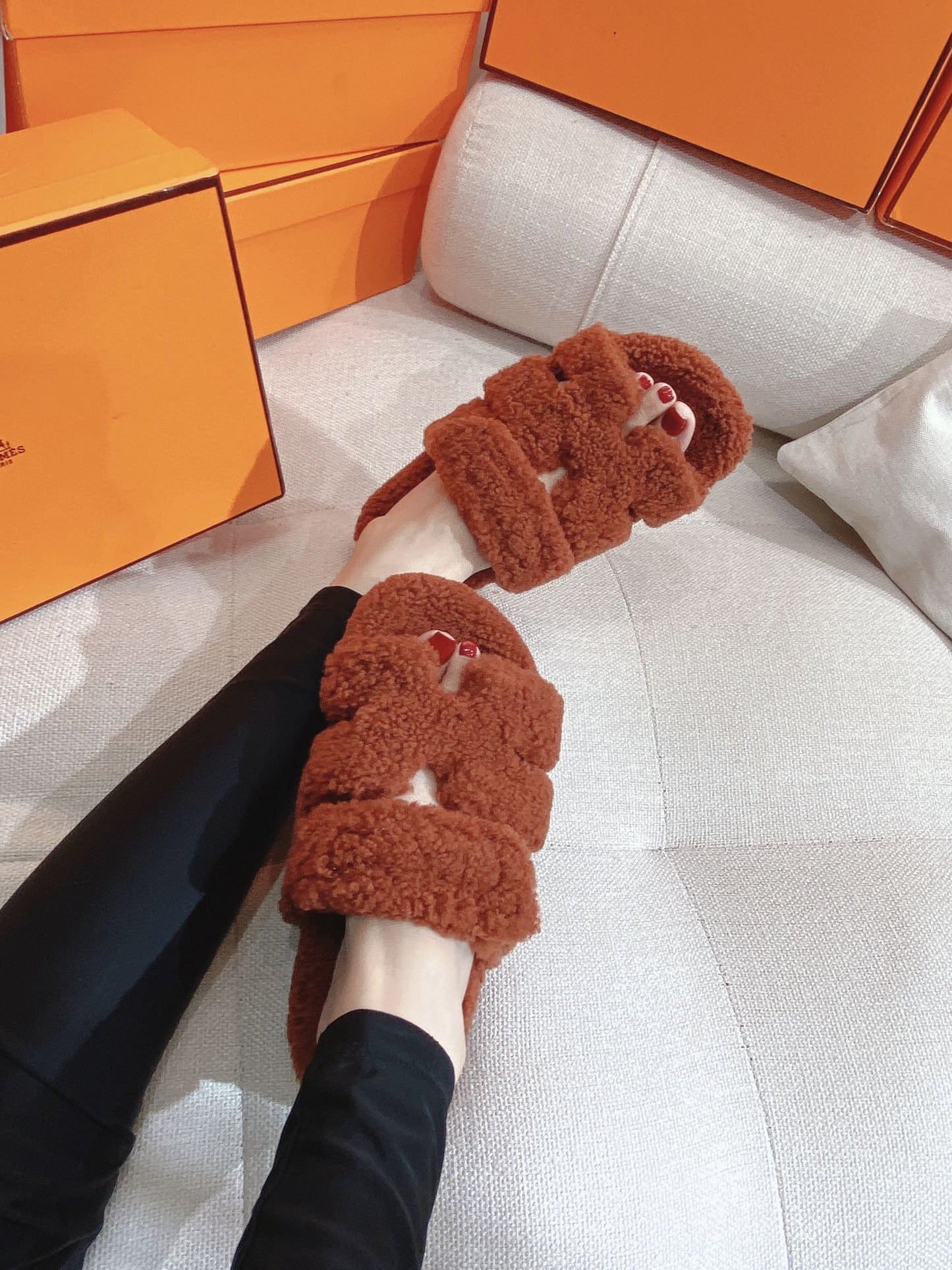 小愛款-2022秋冬新款 羊羔毛拼皮H拖鞋 棕色 上身圖