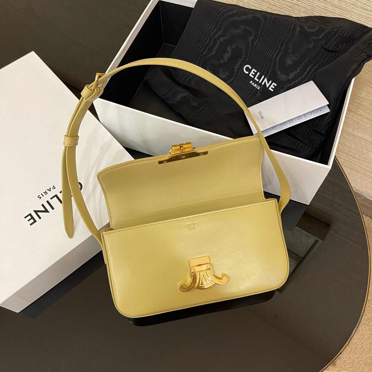 Celine Triomphe 牛皮革腋下包-黃色