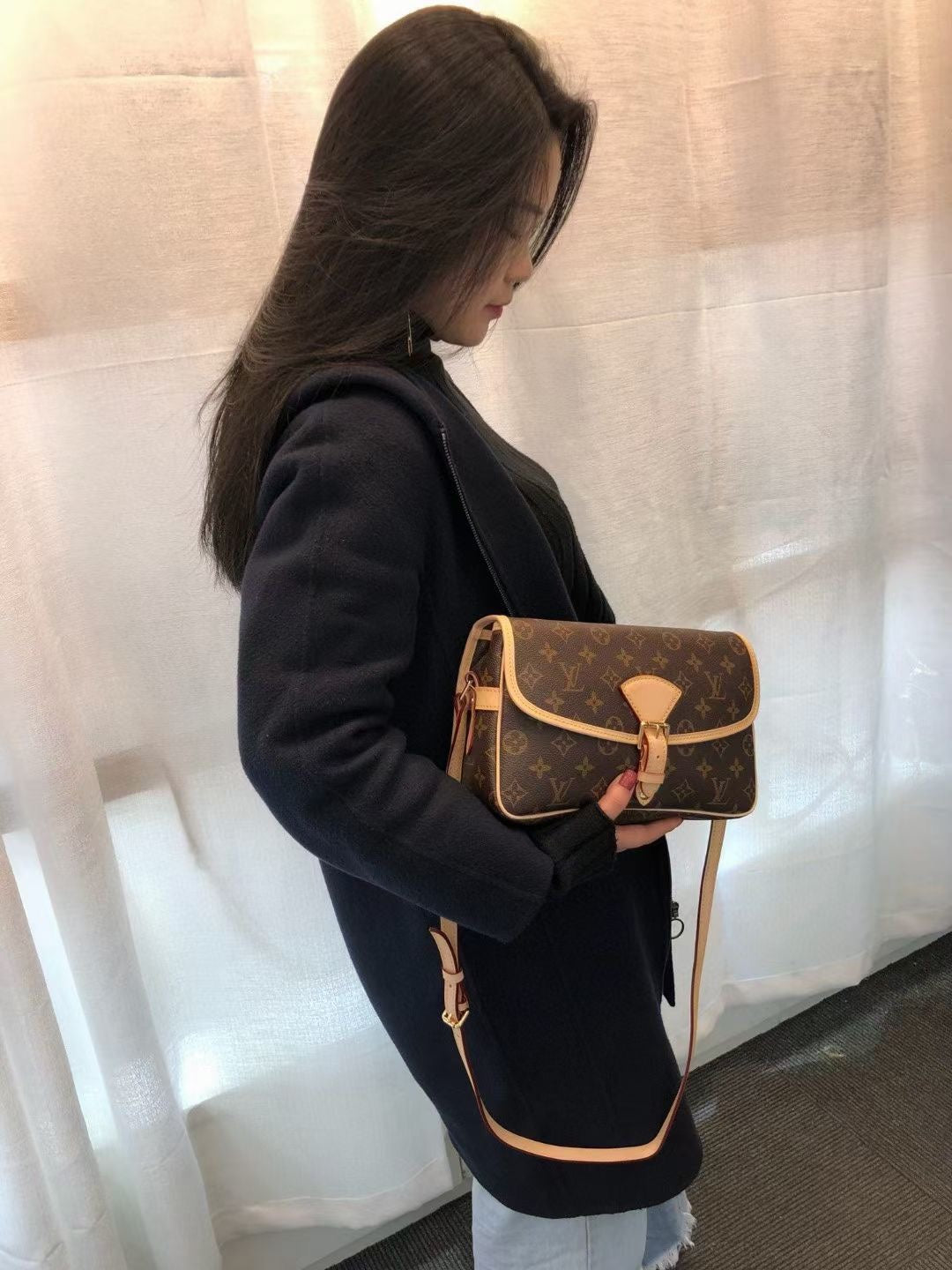 M42250 路L家-中古款 斜挎包 上身圖