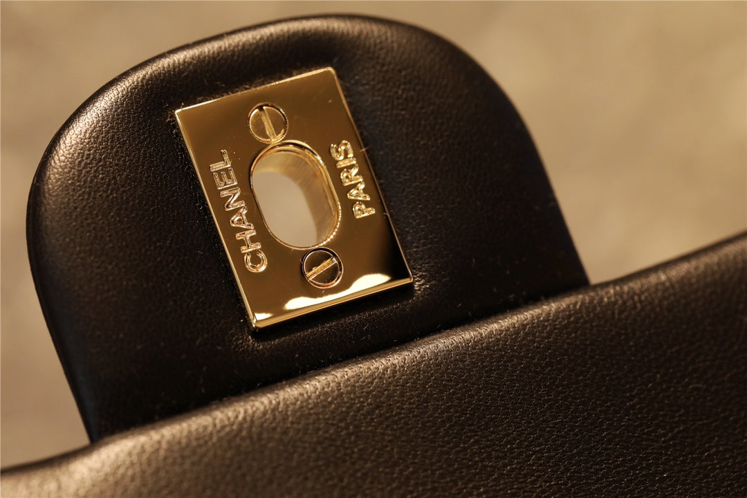 Chanel 吊墜徽章 mini CF
