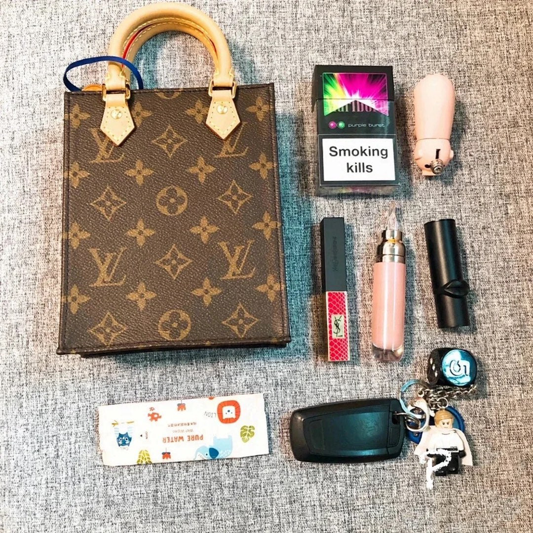 M69442 路L家-PETIT SAC PLAT 手袋 上身照