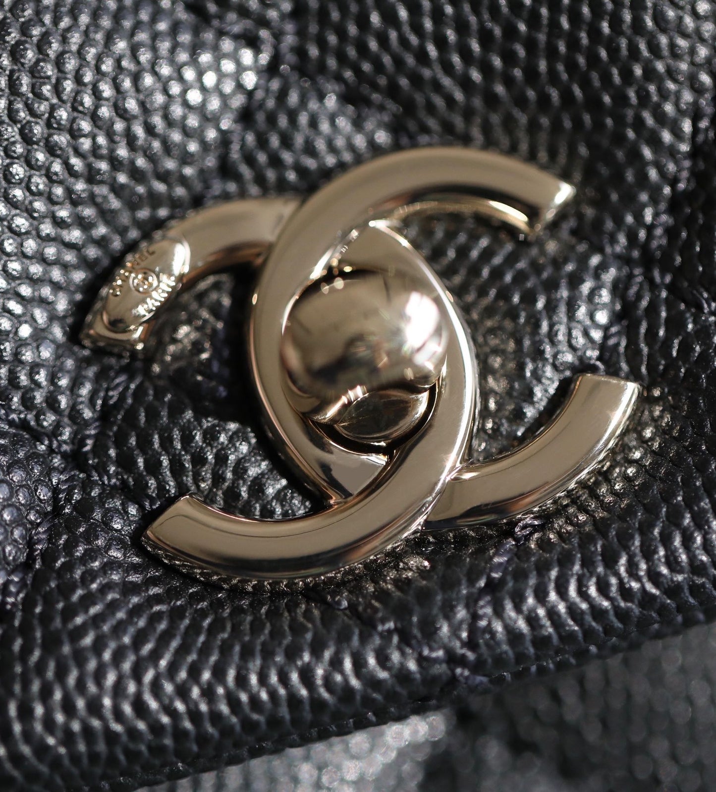 Chanel mini coco handle-黑色球紋牛皮配酒紅色手腕-淡金扣