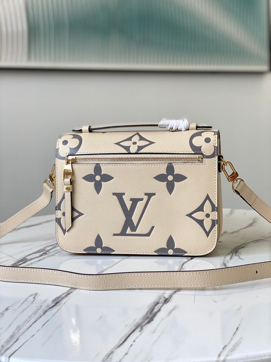 M45384 路L家-Pochette Métis 郵差包 奶油白