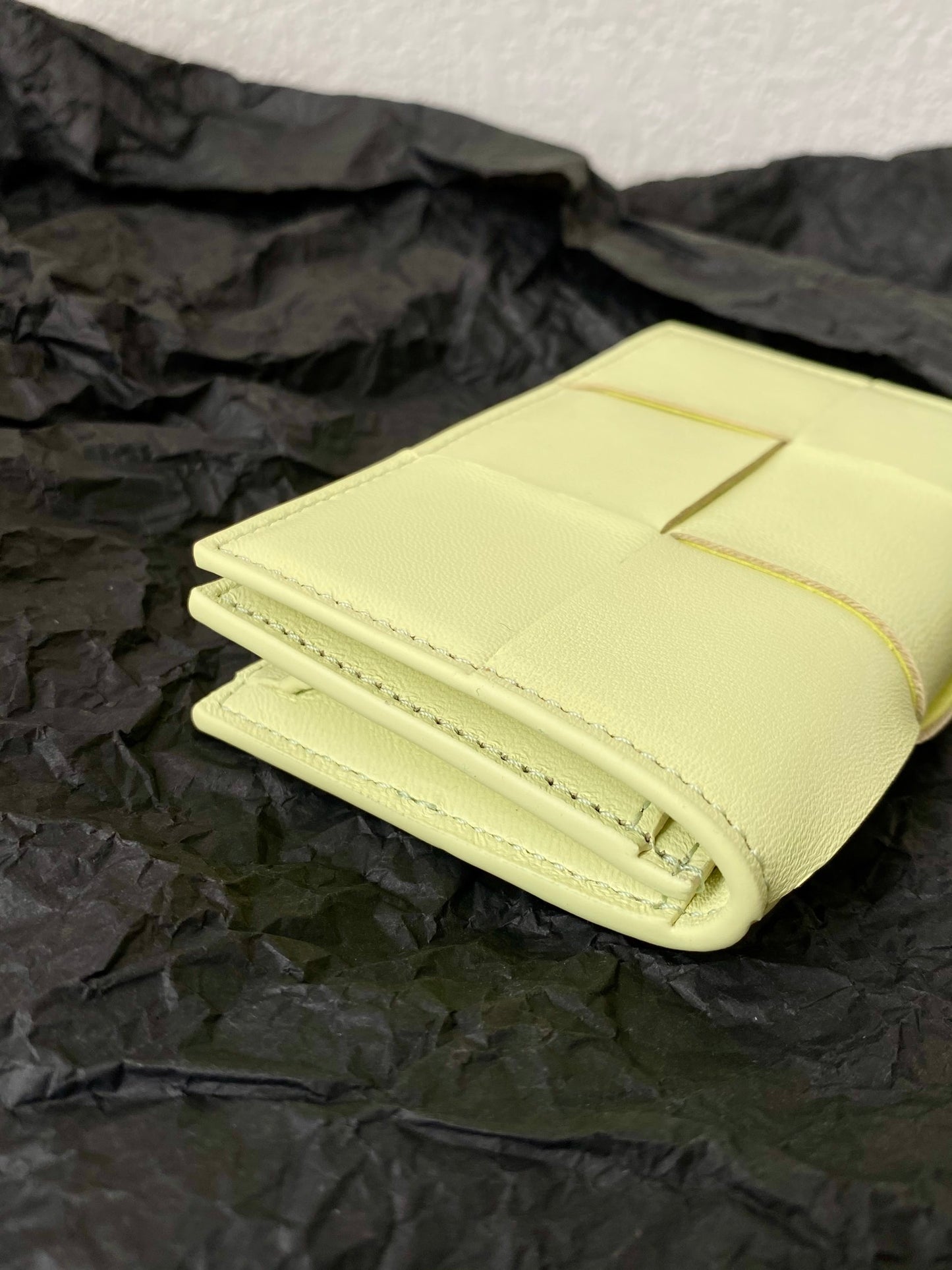 B編織-大格翻蓋卡包 小羊皮 12.2×7.5×2.5cm 檸檬黃
