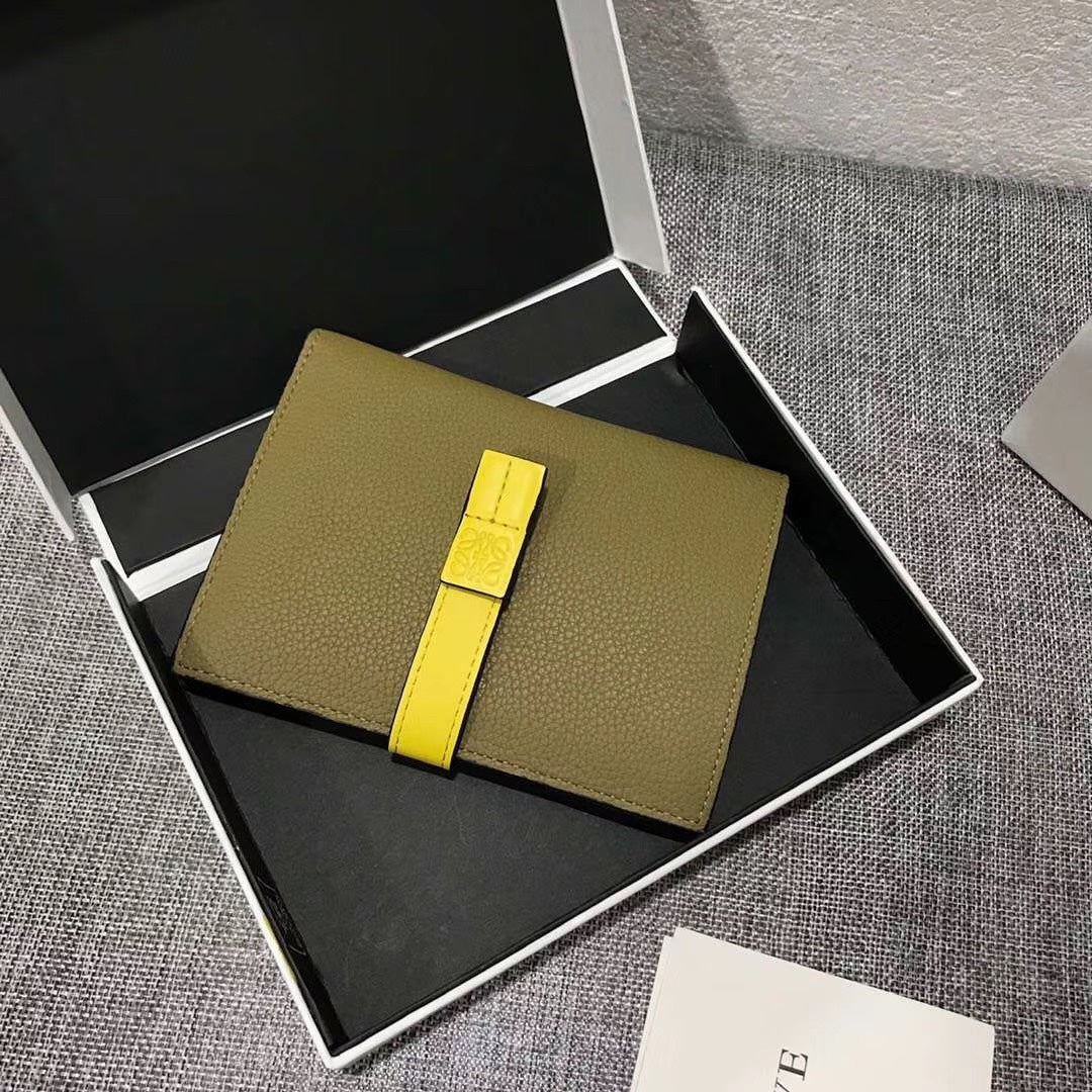 Loewe 對折中夾