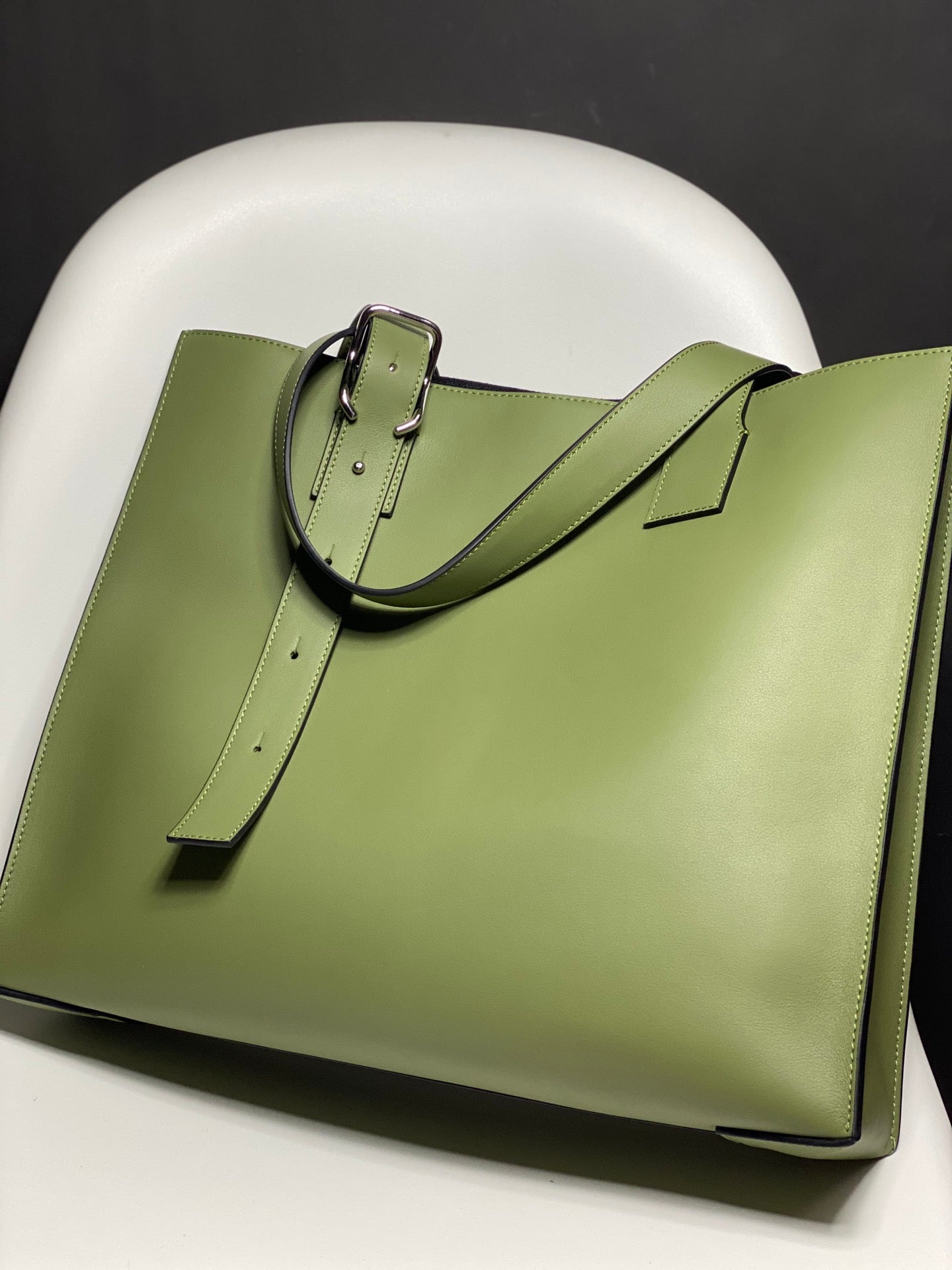羅L威-Buckle Horizontal Tote 手袋