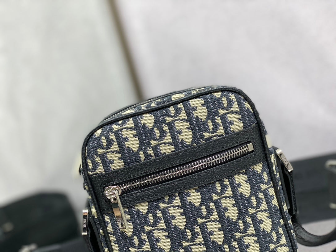 Dior 豎版相機包-15*6*18cm