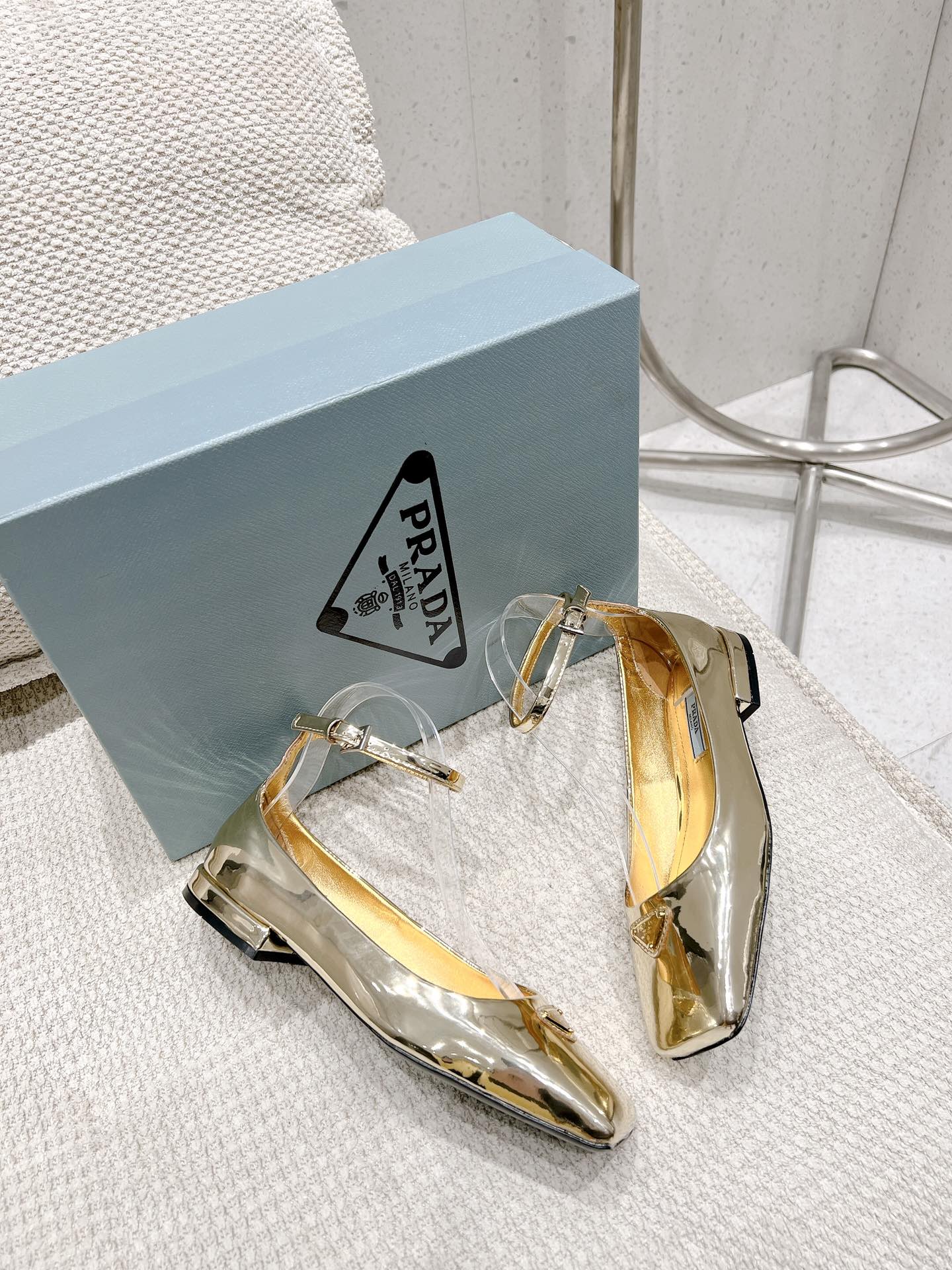 普P家-2023春夏新款 皮革芭蕾平底鞋 銀色
