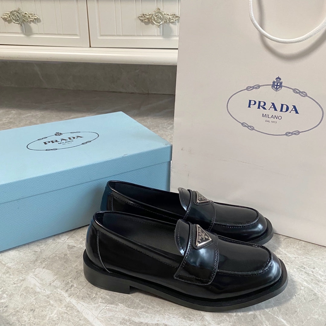 Prada鞋-Prada 經典三角標 方頭樂福鞋（黑）