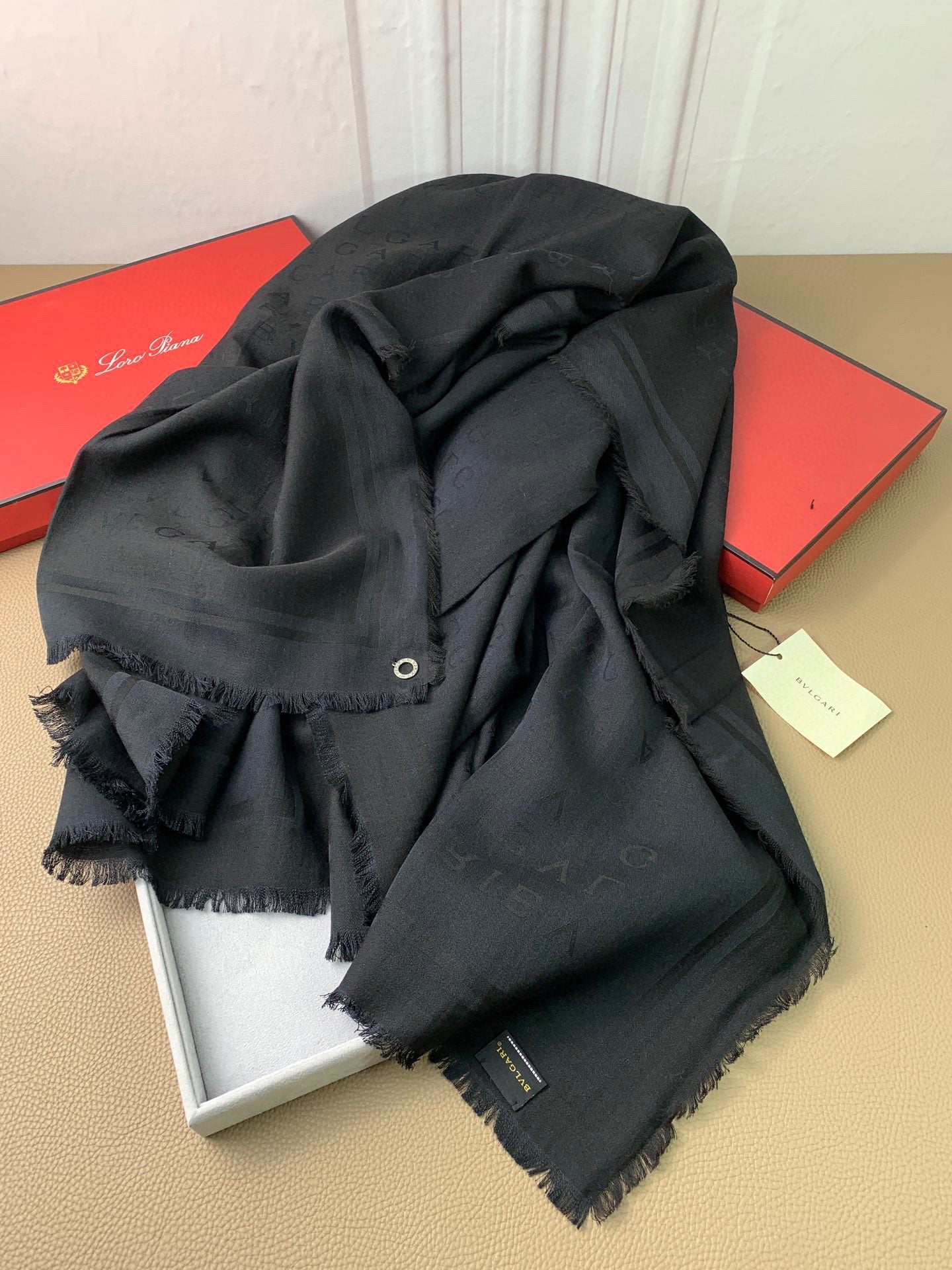 L-Piana-暗紋提花圍巾 140*140cm  60%羊毛+40%真絲 黑色