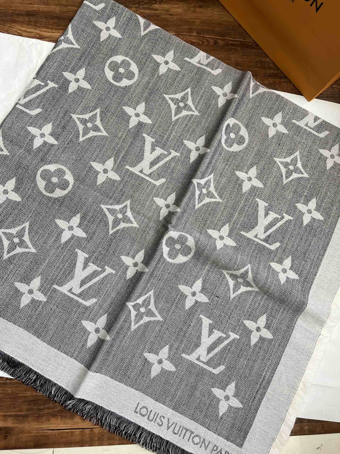 路L家-Monogram方巾 140*140cm 70%羊絨30%真絲 灰色