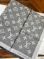 路L家-Monogram方巾 140*140cm 70%羊絨30%真絲 灰色