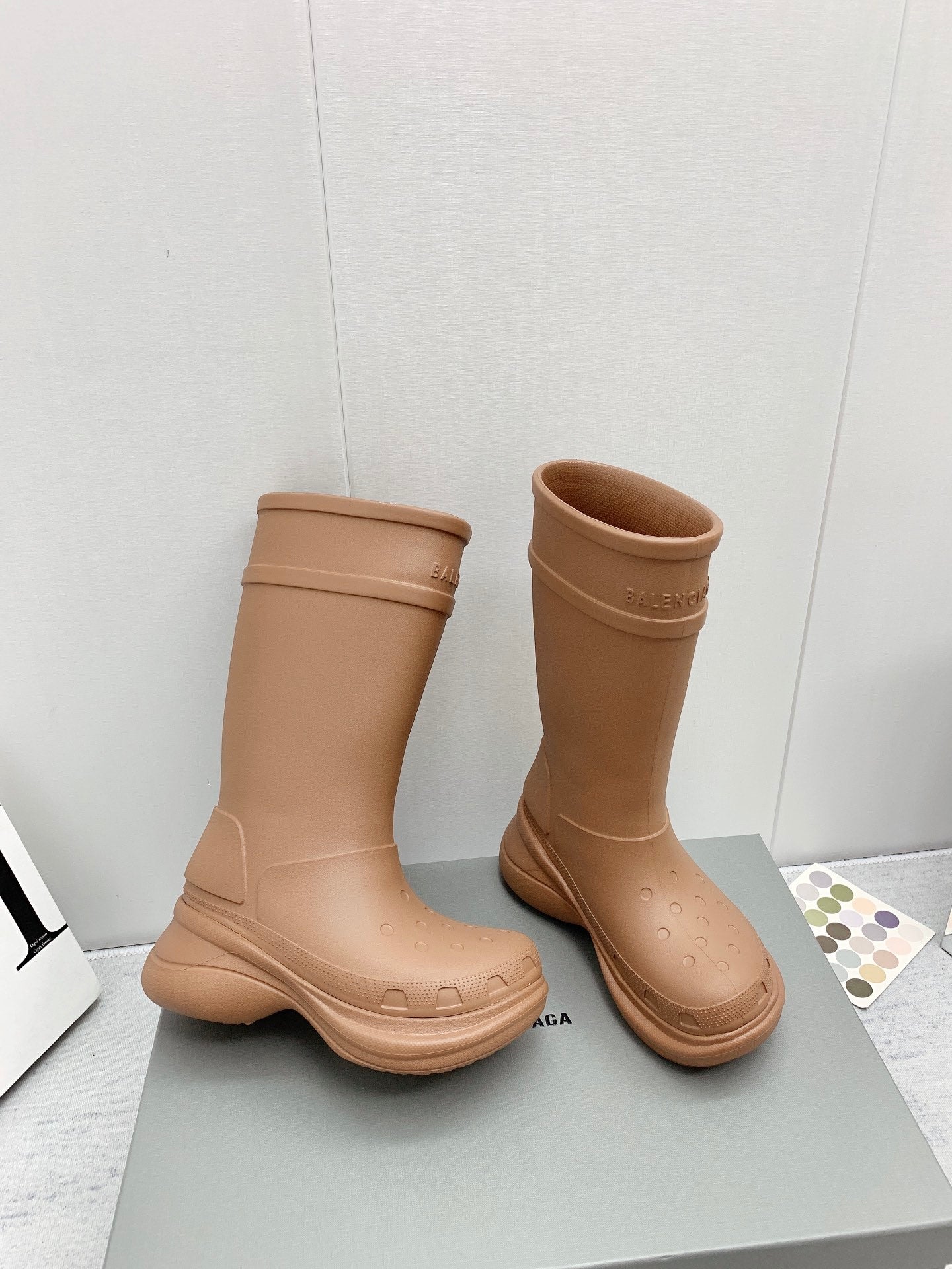巴黎世-2022秋冬 x Crocs 防滑厚底雨靴 杏色