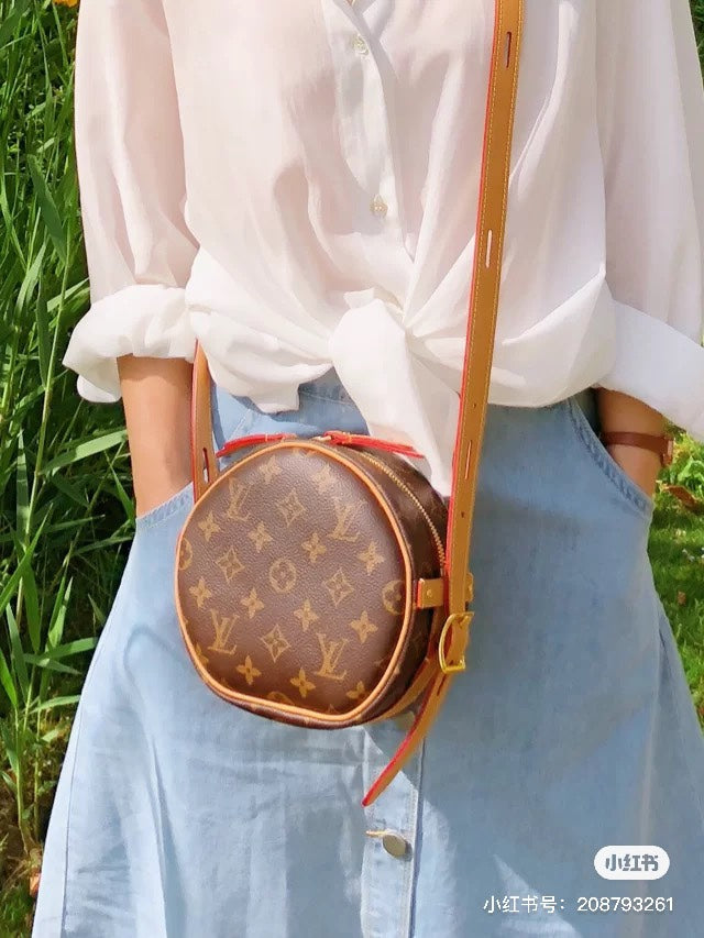 M45149 路L家-BOITE  CHAPEAU SOUPLE 圓餅包 小號 上身照