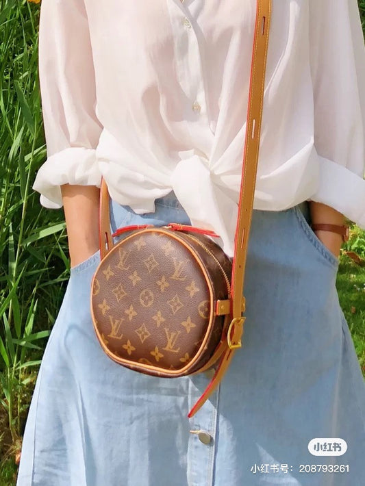 M45149 路L家-BOITE  CHAPEAU SOUPLE 圓餅包 小號 上身照