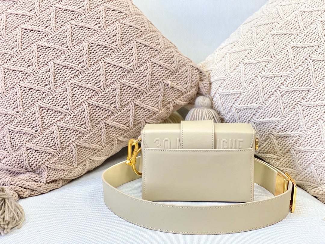 Dior 蒙田 Mini Box-平紋牛皮-珐瑯扣-17.5cm-熔岩棕