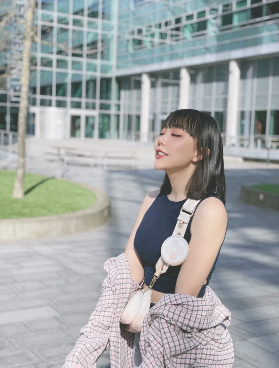 M57634 路L家-路L家-Multi Pochette Accessoires 手袋 三合一包 上身照
