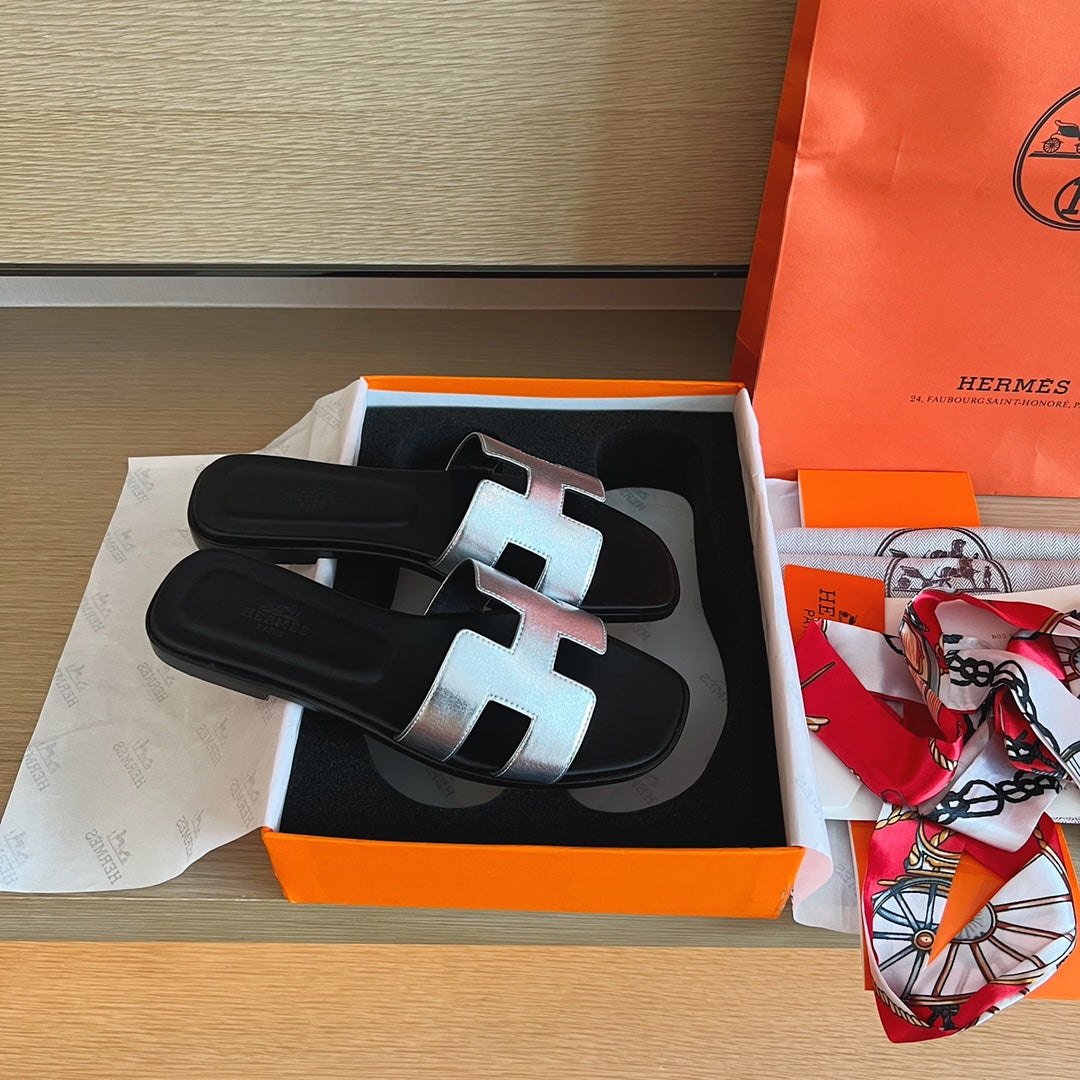 小愛款-經典H拖鞋 純色皮面 全包中底 銀黑色