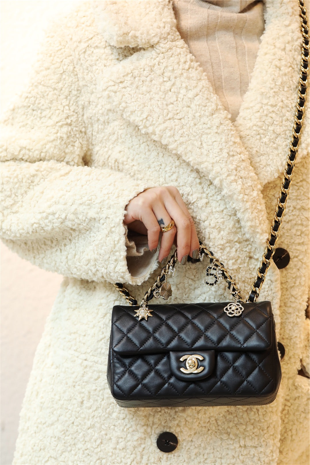 Chanel 吊墜徽章 mini CF
