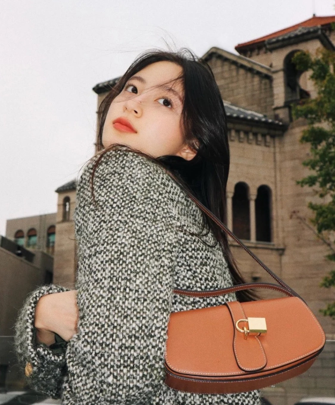 賽C家-Mini Tabou Clutch 鎖頭飾腋下包 棕色 平紋牛皮革