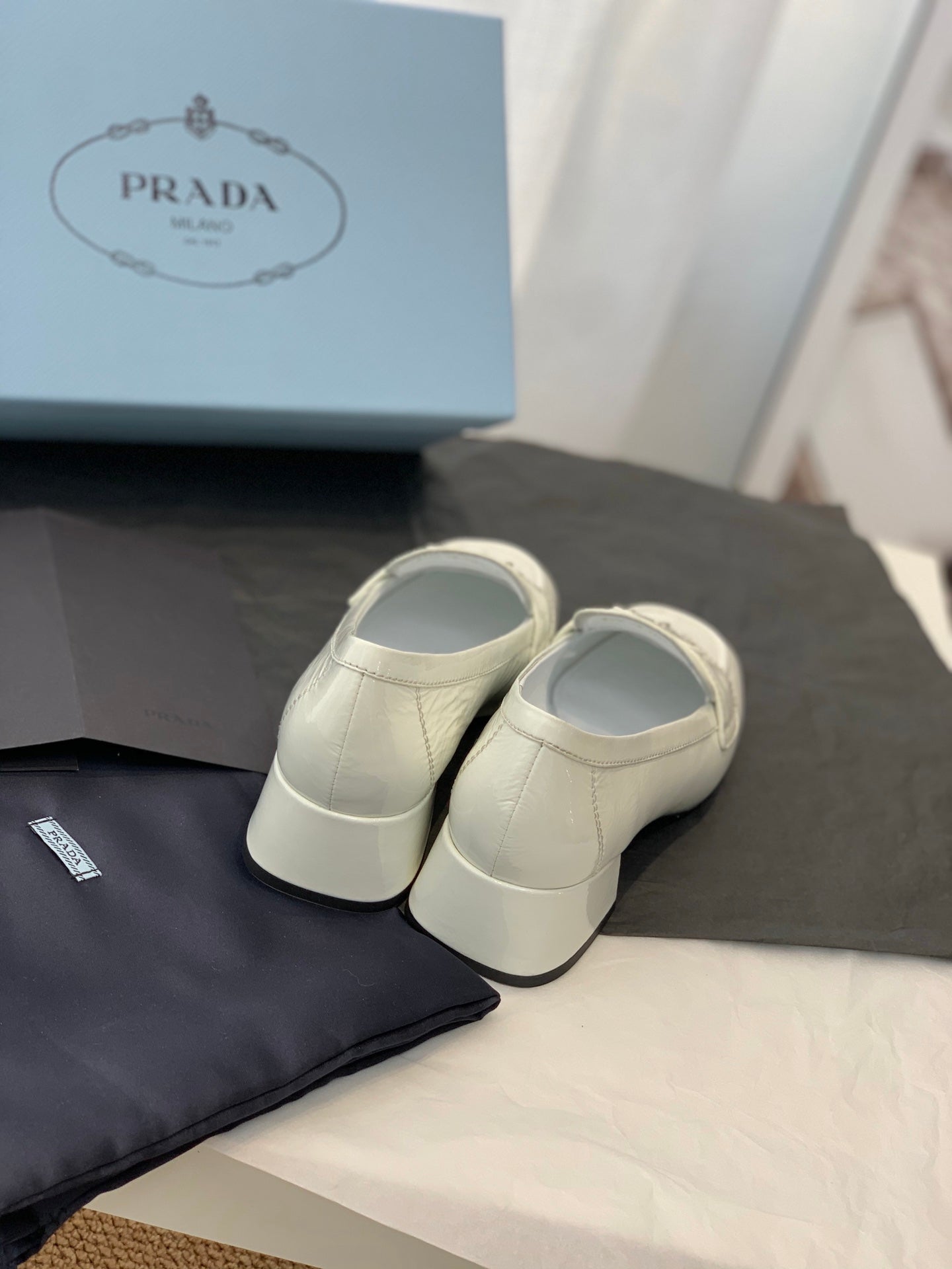 Prada鞋-Prada 漆皮低跟 樂福鞋（白）