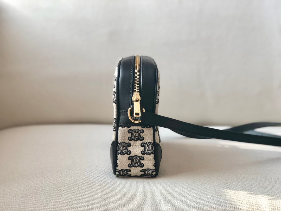 賽C家-TRIOMPHE刺繡織物相機包