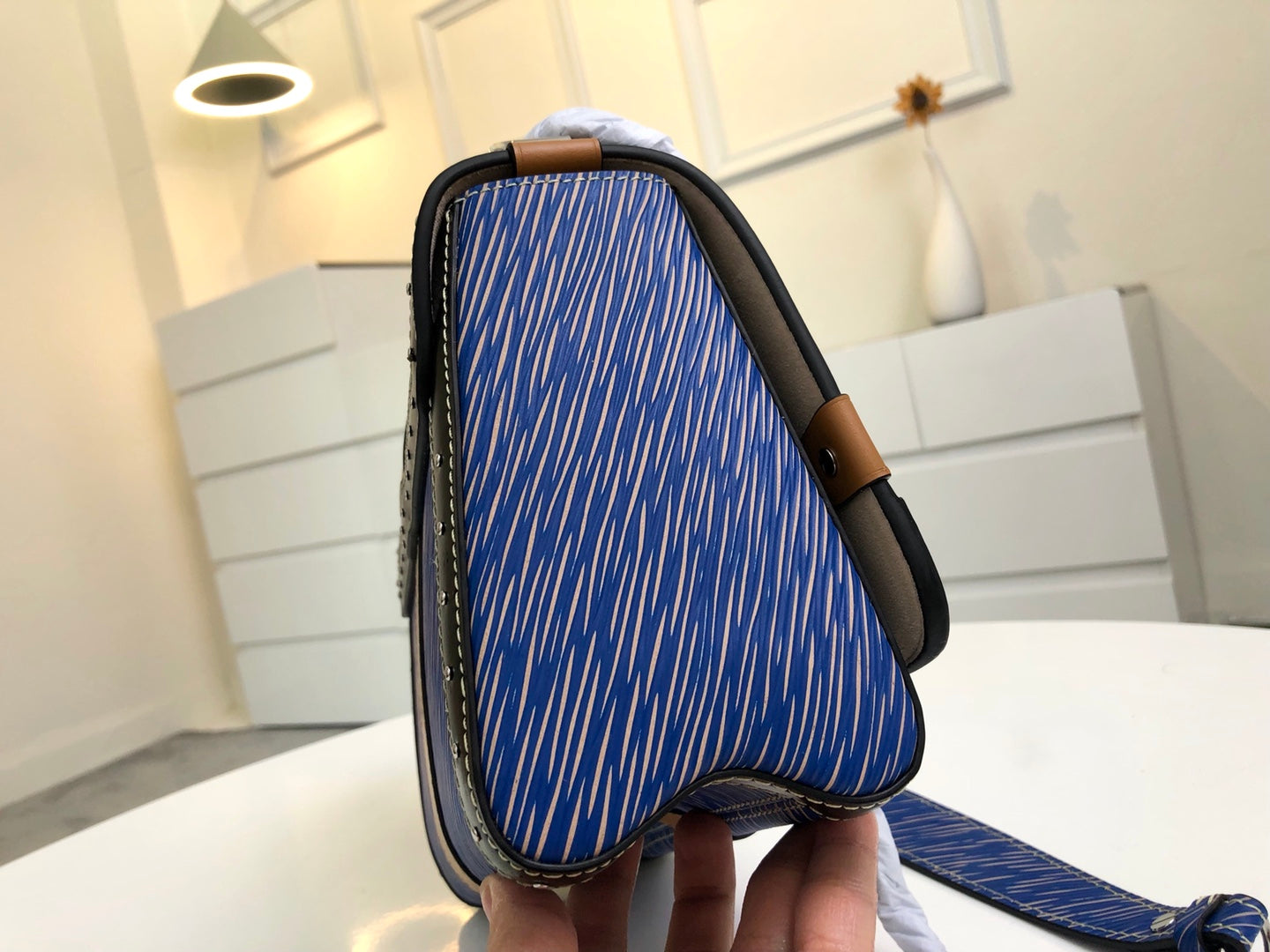 M43629 路L家-TWIST DENIM 鏈條包 赤藍色