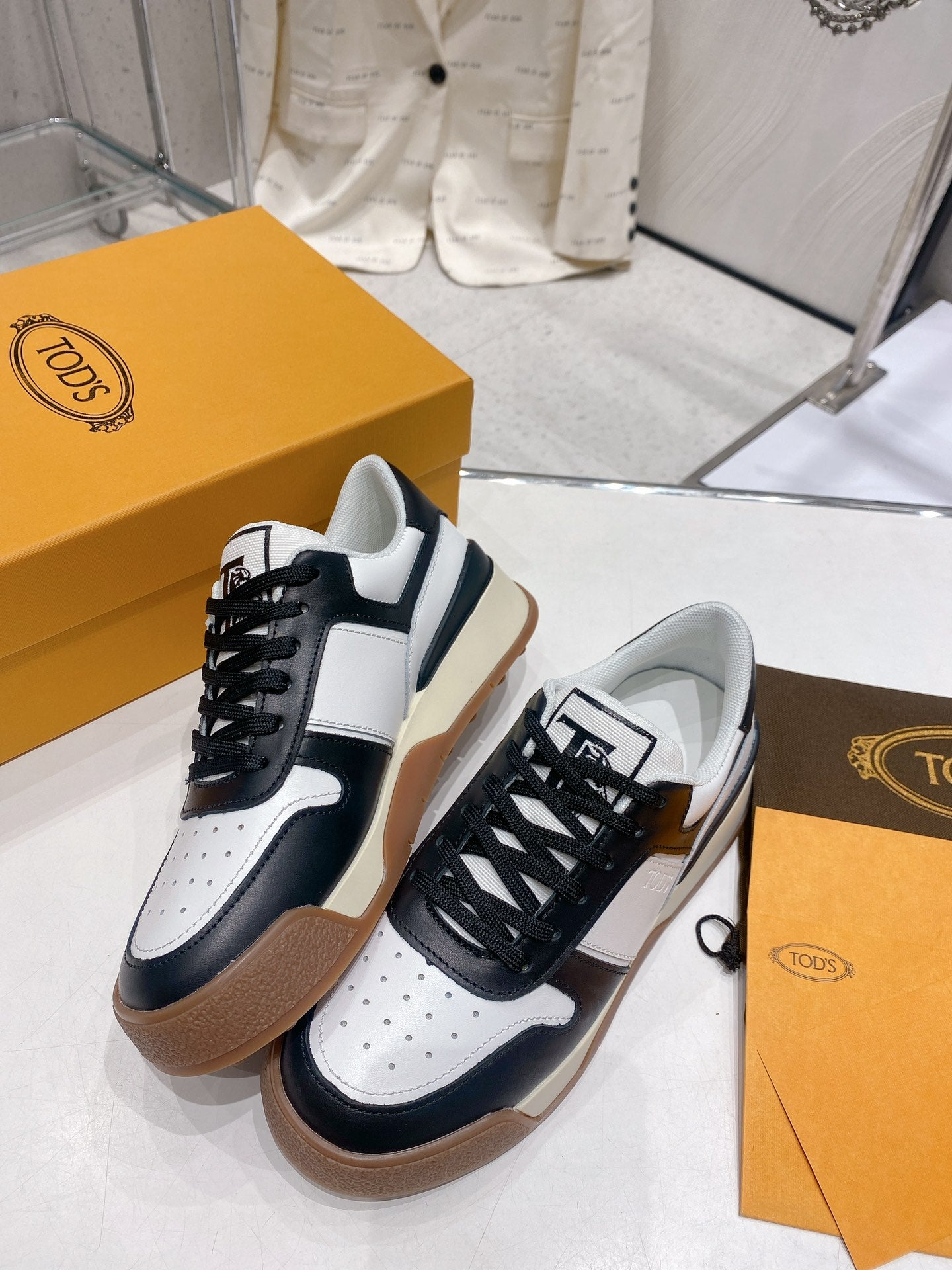 托德T-2023早春系列 休閒鞋 情侶款 咖底黑邊