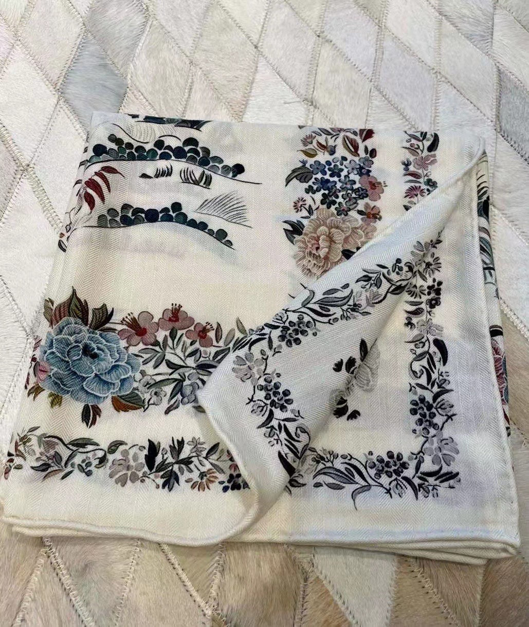 迪D家-茹伊叢手繪絲絨方巾 110*110 cm