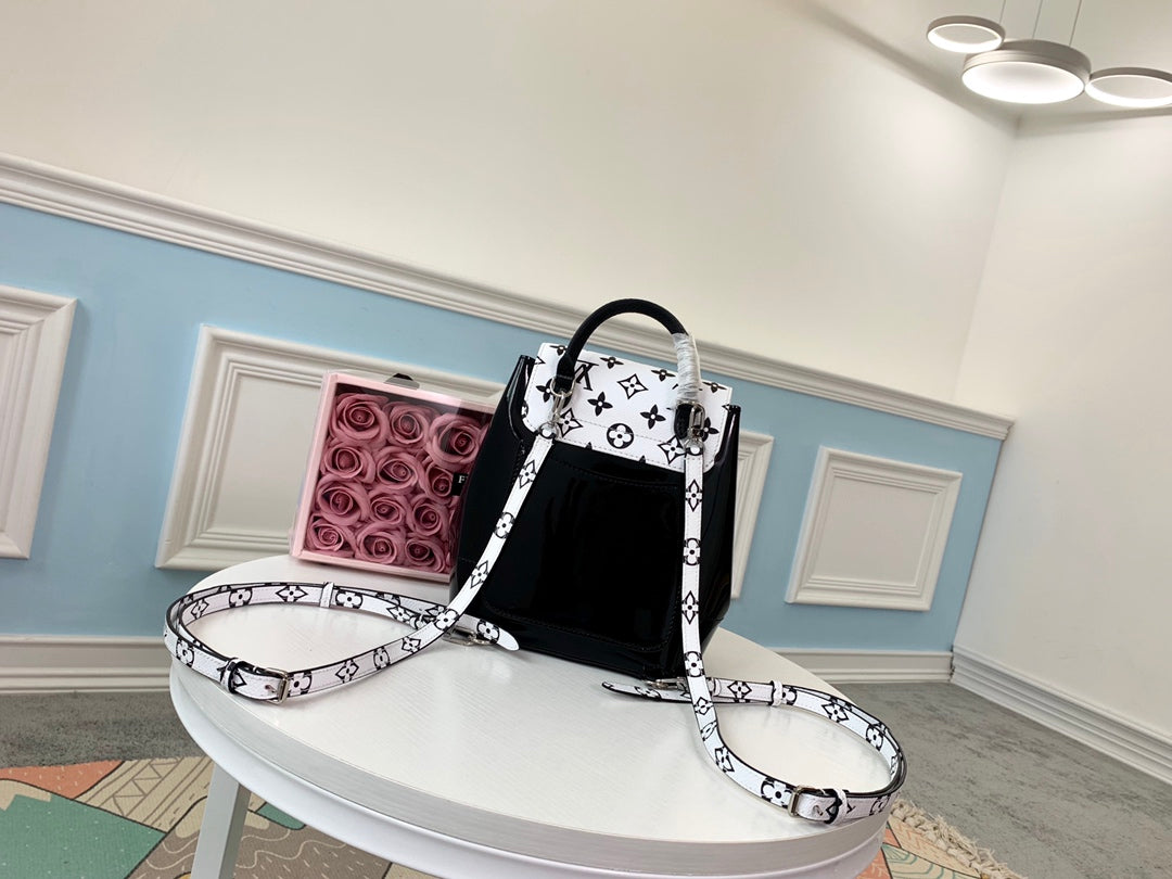M53637 路L家-Hot Springs迷你雙肩背包